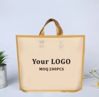 Sacs de courses à soufflet en bas en plastique LDPE recyclé avec poignée mate, impression sérigraphique de logo personnalisé, motif doré, pour chaussures et chaussettes