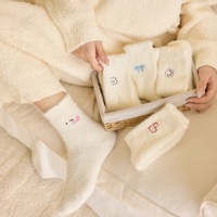 Chaussettes d'hiver chaudes pour femmes, doublées de polaire, épaisses, blanches laiteuses, moelleuses, mignonnes, broderie géométrique, chaussettes décontractées pour tous les jours
