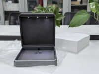 Boîte à bijoux octogonale LED grise avec logo personnalisé, étui cadeau de luxe pour bagues, emballage en gros