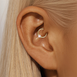 Pendiente de Oreja Minimalista Chapado en Oro, Plata de Ley S925, Geométrico, con Circonita Cúbica, Sin Perforación, para Mujer - Product Image 4