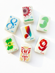 CrisloidLetraMahjong - Juego de Mahjong Plegable de Acrílico Pintado y Grabado, Moderno y de Lujo, Hecho en Estados Unidos, para 4 Jugadores, Ideal para Reuniones de Amigos - Product Image 1