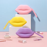 Organisateur de cosmétiques en silicone en forme de lèvres, trousse de maquillage mignonne, sac de rangement personnalisé à faible MOQ, organiseur de toilette de voyage moyen pour femmes