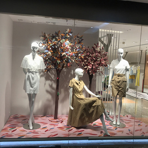 Solution moderne pour vitrine de magasin de vêtements avec accessoires en acrylique haute transparence et fixations en verre - Product Image 2