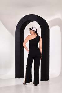 Conjunto de Dos Piezas para Mujer, Top Negro con Pantalón Recto con Pedrería, Atuendo Elegante con Detalles Brillantes, Look Moderno - Product Image 5