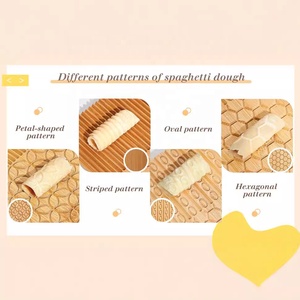 Kit de fabrication de pâtes en bois avec planche à gnocchis, moules à raviolis, rouleau à pâtisserie et roulette à découper - Product Image 4