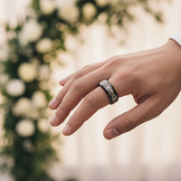 Bague de mariage classique neutre de 8 mm avec une surface polie sertie de quartz rutilé noir, adaptée comme cadeau d'anniversaire de mariage