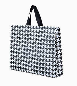 Sacs cadeaux réutilisables en non-tissé noir et blanc à carreaux avec poignées, sacs brillants en vrac pour les fêtes - Product Image 1