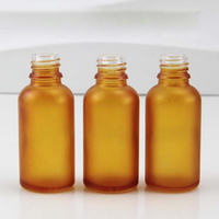 Hersteller Maßgefertigte Leere Kosmetik-Mattglasflasche Bernsteinfarben 30ml/50ml/100ml Glas-Tropfflasche Anpassbare Farbe Kunststoff/Aluminium