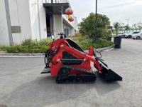 Mini-chargeuse compacte T360 pour travaux de terrassement, nivellement de gravier et déneigement sur chantier