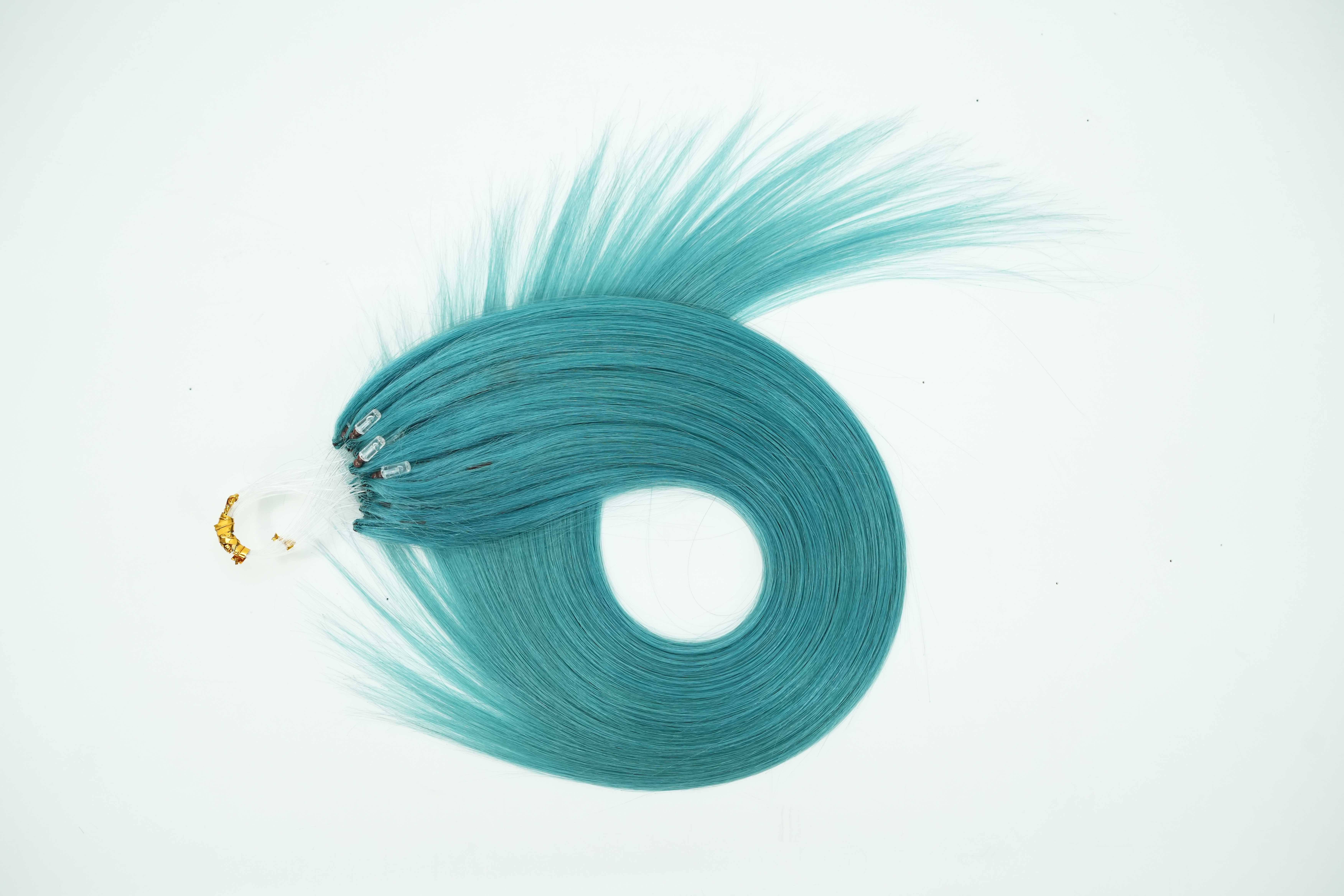 สีเขียวอมฟ้า