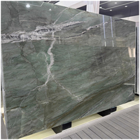 Dalles de quartzite Fuchsite Cristallo vert brésilien rétroéclairé pour comptoirs de cuisine et de salon dans les villas et les maisons de luxe