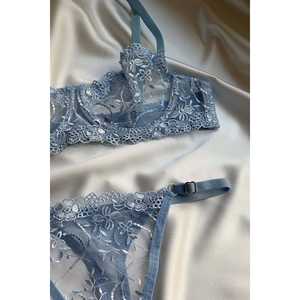 Ensemble de lingerie bleu avec détails en dentelle, soutiens-gorge et culottes brodés transparents, soutien-gorge et culotte en tricot respirants et confortables avec logo sur le bonnet - Product Image 1