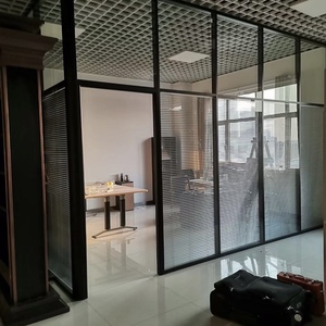 Mampara <span class=keywords><strong>de</strong></span> Vidrio Templado con Rejilla <span class=keywords><strong>de</strong></span> Doble Capa, Pared Divisoria Ignífuga con Borde <span class=keywords><strong>de</strong></span> Aleación <span class=keywords><strong>de</strong></span> Aluminio Esmerilado, Diseño Moderno Personalizado <span class=keywords><strong>para</strong></span> Oficina - Product Image 3