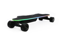 Planche à roulettes électrique lumineuse et colorée avec roues normales, type longboard
