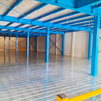 Planchers de mezzanine en acier robustes pour le stockage en entrepôt et les opérations sur le deuxième niveau, également connus sous le nom de plateformes en acier à deux niveaux.