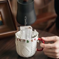 Mug en céramique gaufré à texture torsadée, motif losanges côtelés, finition crème, idéal pour les boissons festives à la maison et en cuisine