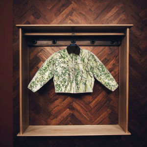 Il produttore di giacche 2025 fornisce giacche da <span class=keywords><strong>uomo</strong></span> autunnali e invernali-grembiule pieghettato, effetto ricamo scuro - Product Image 1