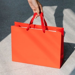 Sacs cadeaux en papier de luxe imprimés sur mesure - Sacs de shopping de marque haut de gamme avec poignées torsadées pour les ouvertures de magasins - Product Image 2