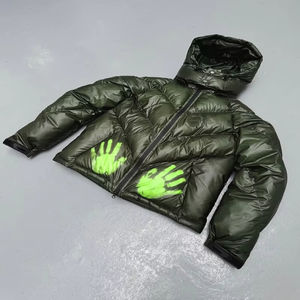 جاكيت شتوي ثقيل الوزن مخصص بغطاء للرأس مع ميزة تغيير اللون الحراري ومقاوم للرياح بتصميم عصري - Product Image 1