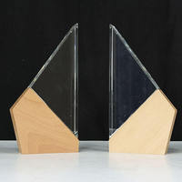 Trophée en cristal personnalisé avec base en bois, trophée en cristal de forme triangulaire