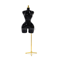 Mannequin féminin brésilien courbé noir brillant, grandes hanches, modèle mannequin en cuir mat doré, demi-corps, grande taille