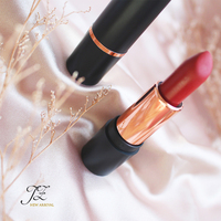 Tube de rouge à lèvres rond de couleur balle rouge brillant noir et or de luxe de marque privée unique