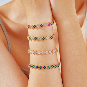 Elegante pulsera de tenis con diseño floral de moissanita y piedras multicolores en acabado dorado, joyería perfecta y elegante para mujer. - Product Image 3