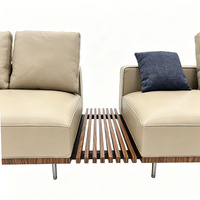 Canapé modulable personnalisable avec table connectée en bois à lattes, pieds en acier inoxydable pour hôtel et villa