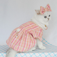 Tekstur Kotak-kotak Pink Elegan dengan Hiasan Mutiara dan Pinggiran Mengembang untuk Pakaian Hewan Peliharaan Kucing dan Anjing Kecil untuk Acara Formal