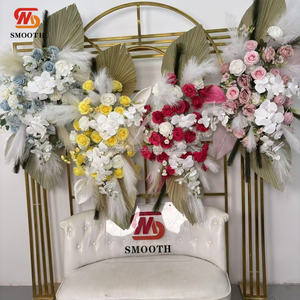 Arche de mariage lisse, rangées de fleurs suspendues rouges, décorations florales pour arche de mariage, décoration florale de scène - Product Image 1