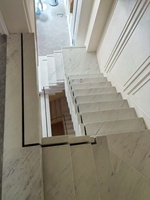 Dalles de pierre de marbre blanc avec des veines grises pour l'aménagement intérieur pour les dalles d'escalier