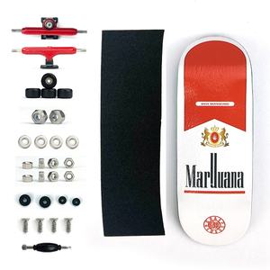 Mini Patineta Profesional Personalizada de Madera de Arce, Resistente al Agua, con Cuatro Ruedas y Tecnología de Fundición por Gravedad, para Unisex - Product Image 4