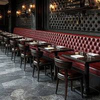 Ensemble de meubles commerciaux Ron Group Vintage Restaurant : banquette en cuir capitonné, table carrée en bois et chaises.