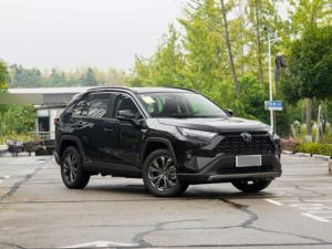 Toyota RAV4: Versatile SUV a Benzina con Trasmissione Automatica e Alto Valore di Rivendita - Product Image 3