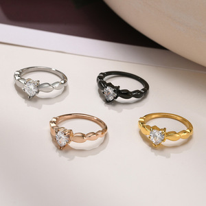 Anillo de Acero Inoxidable para Mujer, Diseño Único con Corazón Incrustado en Circonia Cúbica, Banda de Metal Pulido, Elegante para Uso Diario y Fiestas - Product Image 5