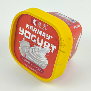 Pot de yaourt carré KARMAY en PP avec couvercle et cuillère, saveur nature, 75g, emballage rouge et jaune, étiquette imprimée sur moule, gobelet 125ml - Product Image 3
