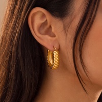 MYNECK 18K PVD vergulde roestvrijstalen retro atletische U-vormige oorbellen klassiek fruitpatroon verkleurvrij damesmode
