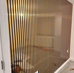 Panneaux en lattes de bois avec accents métalliques (or/laiton) - Product Image 3