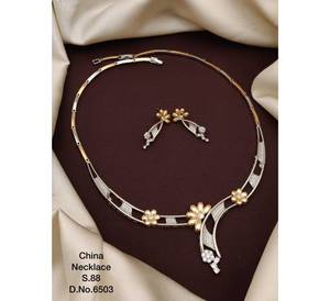 Elegante conjunto de ropa de compromiso de boda de acero inoxidable para mujer con hermoso diseño chapado en oro de doble piedra para ocasiones de regalo - Product Image 2