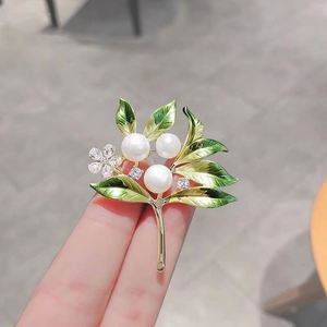 Broche de esmalte verde con hojas florales blancas para mujer, broches de lirio de los valles, joyería para mujer, accesorios de broche - Product Image 1