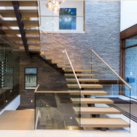 Escalier en bois composite à poutre simple, construction modulaire, hauteur personnalisée, balustrade intérieure, projet de villa