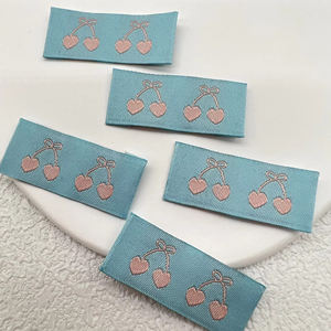 Étiquettes tissées avec logo personnalisé pour vêtements de marque conçues en usine avec technique imprimée pli central et taille du cou - Product Image 2