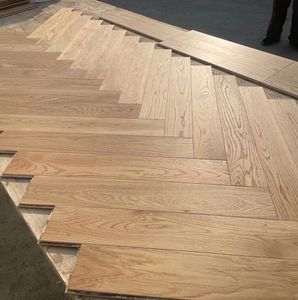 <span class=keywords><strong>Parquet</strong></span> en chêne européen à chevrons, surface brossée naturelle, vente en gros directe d'usine, revêtement de <span class=keywords><strong>sol</strong></span> en bois d'ingénierie <span class=keywords><strong>pour</strong></span> l'intérieur - Product Image 4