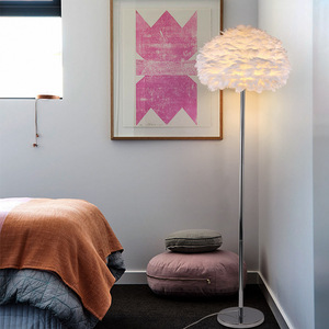 Lampe sur pied moderne à plumes, abat-jour blanc, LED, base E26, trépied, intensité variable, CRI 90, lumière blanc chaud 3500K, éclairage résidentiel - Product Image 4