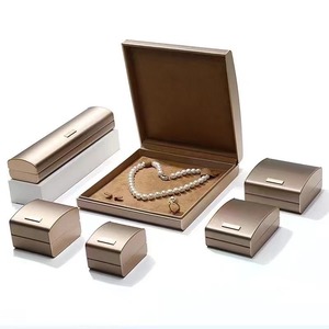 Caja de joyería de cuero y metal personalizada, nueva, para anillos, collares y pulseras, con impresión de logotipo láser. - Product Image 2