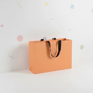 Sacs en papier kraft minimalistes recyclables personnalisés avec poignées robustes, idéaux pour l'emballage de cadeaux, les plats à emporter et les emballages de vente au détail - Product Image 3