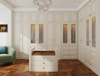 Dressing en MDF style pastoral avec thermofoil, dressing encastré sur mesure avec îlot de dressing et vitrines en verre