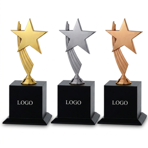Hermoso trofeo de metal elaborado con precisión para presentaciones de reconocimiento y premios memorables, trofeo estrella en oro, plata y bronce. - Product Image 1