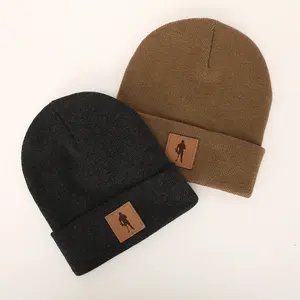 Gorro de couro personalizado para homens e mulheres, boné de acrílico liso tingido de alta qualidade, gorras tricotadas, chapéu de inverno com etiqueta de tecido por atacado