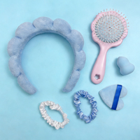 Ensemble de beauté 6 pièces Nuage Bleu OEM : Bandeau de spa, Brosse démêlante, Chouchous en satin, Houppette en forme de cœur pour le maquillage